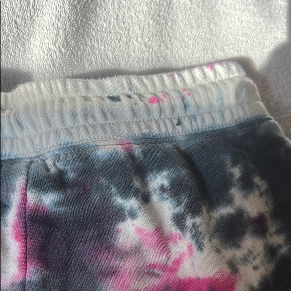 Old Navy Tie Dye Shorts with Elastic Waistband Size 6-7 - Picture 5 of 6